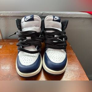 Brand New Nike kids Sneakers
Barely worn.
Brand new
No creases
Size 13
High tops